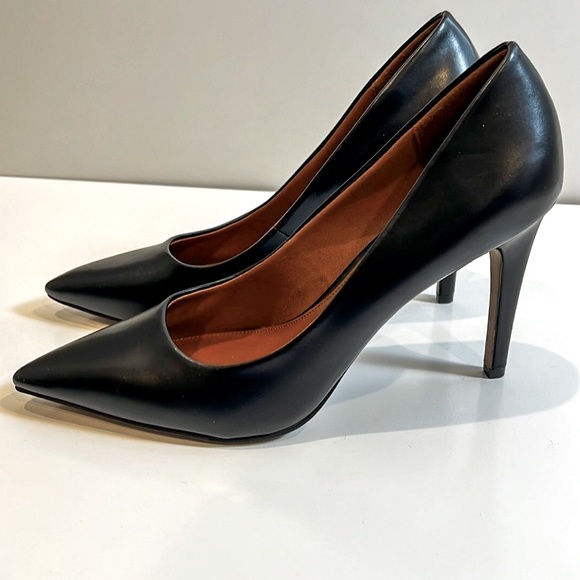 Christian Siriano Black Shiny Pumps